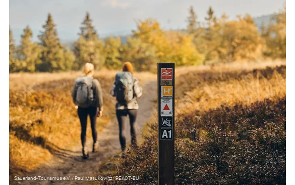 zwei Wandererinnen auf dem Sauerland-Höhenflug am Kahlen Asten