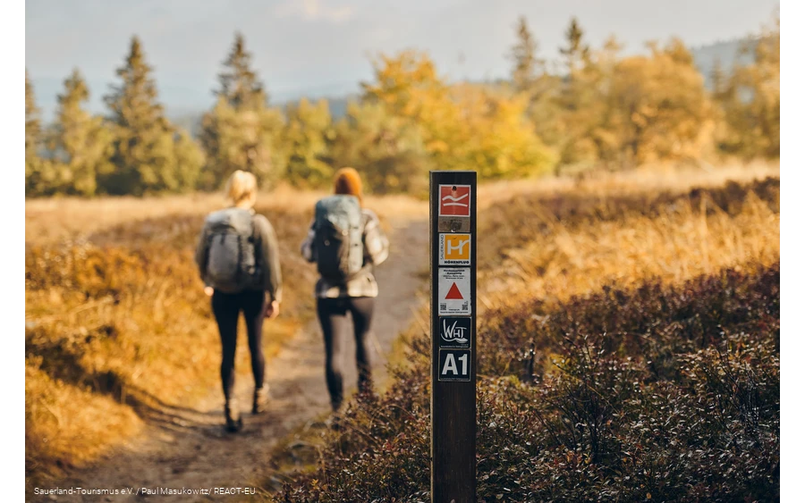 zwei Wandererinnen auf dem Sauerland-Höhenflug am Kahlen Asten