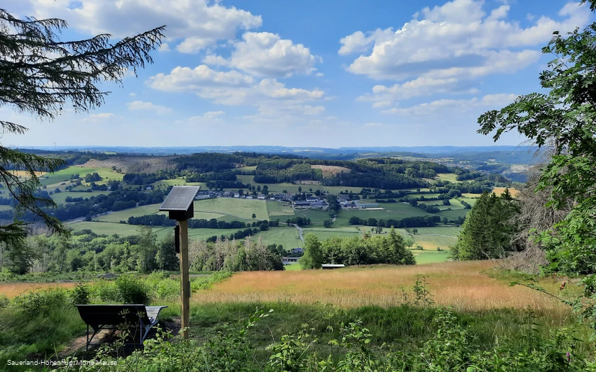 Ein Waldsofa steht an der Nordhelle mit einer Installation zum Hören von Gedichten über Wolken