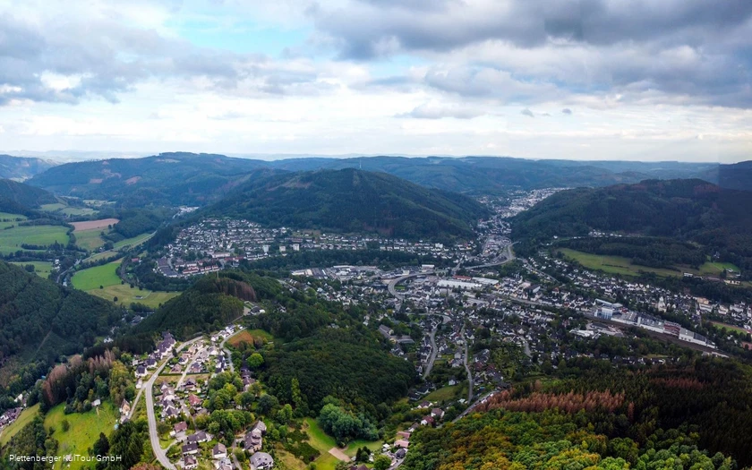 Drohnenaufnahme von Plettenberg und seiner waldreichen Umgebung