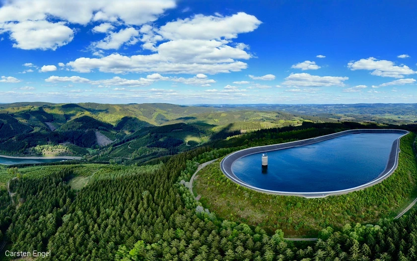 Drohnenaufnahme vom Pumpspeicherwerk Rönkhausen mit Ober- und Unterbecken in Finnentrop