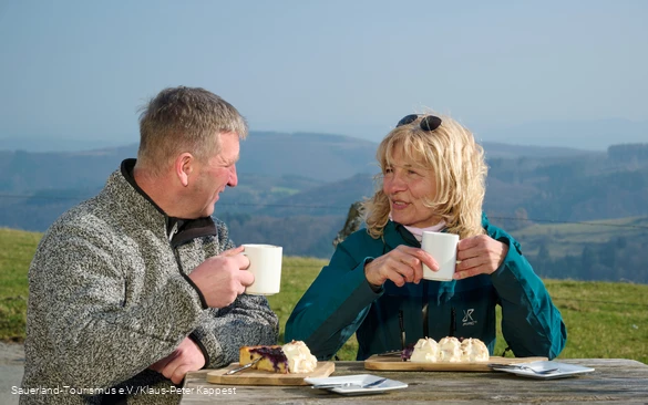 Zwei Wanderer machen eine Pause  Graf Stolberg Hütte oberhalb von Usseln und Medebach