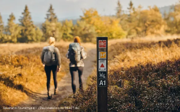 zwei Wandererinnen auf dem Sauerland-Höhenflug am Kahlen Asten