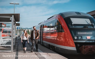 zwei Wanderer starten die Wanderung am Bahnhof Korbach