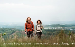 Ein Wanderpaar an der Nordhelle auf dem Sauerland-Höhenflug