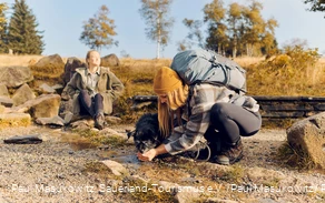 Zwei Wanderinnen an der Lennequelle