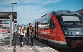 zwei Wanderer starten die Wanderung am Bahnhof Korbach