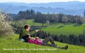 Wanderer beobachten die Ferne am Sauerland-Höhenflug