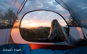 Ein Blick aus dem Zelt bei Sonnenaufgang am Trekkingplatz Talblick