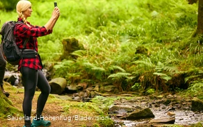 Wandererin macht ein Selfie am Bach am Sauerland-Höhenflug