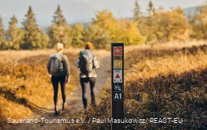 zwei Wandererinnen auf dem Sauerland-Höhenflug am Kahlen Asten