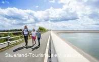 Familie wandert am Oberbecken