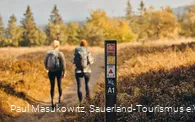 Zwei Wanderinnen auf dem Weg zum Astenturm