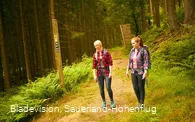 Zwei Wanderinnen oberhalb des Renautals