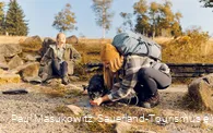 Zwei Wanderinnen an der Lennequelle