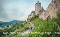 Wandernde an der Burg Altena