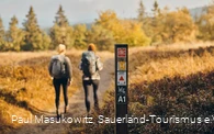 Zwei Wanderinnen auf dem Weg zum Astenturm