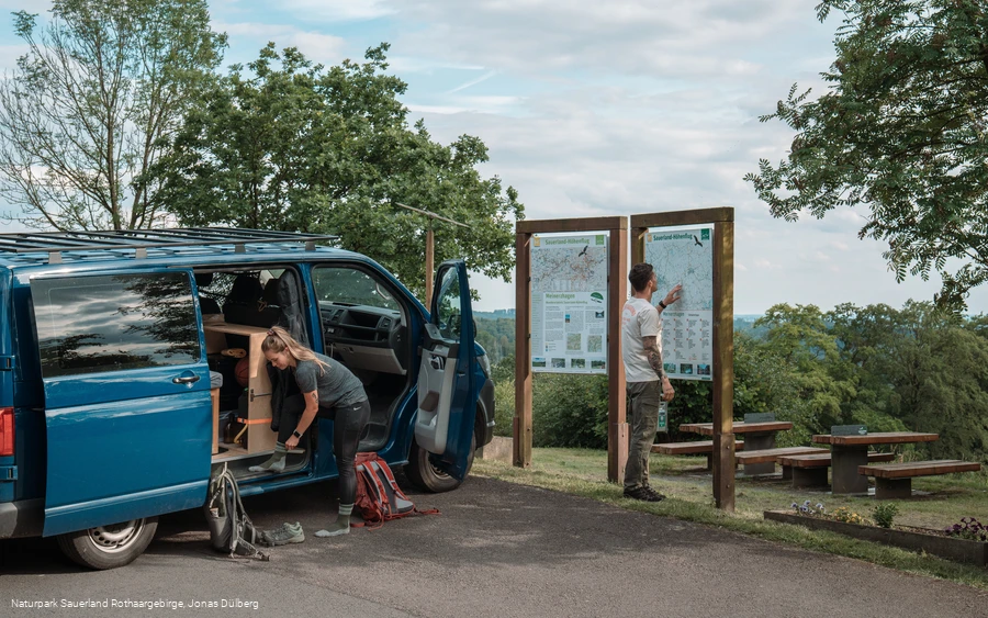 Zwei Wandernde am Startpunkt mit ihrem Van in Meinerzhagen
