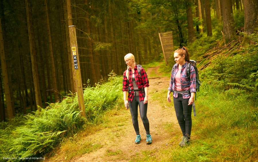 Zwei Wanderinnen oberhalb des Renautals