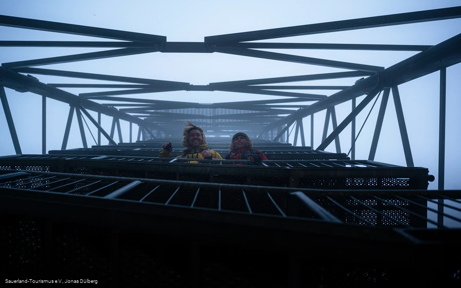 Blick vom Schombergturm im Frühnebel beim wandern auf dem Sauerland-Hoehenflug
