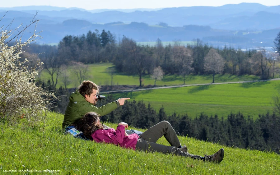 Wanderer beobachten die Ferne am Sauerland-Höhenflug