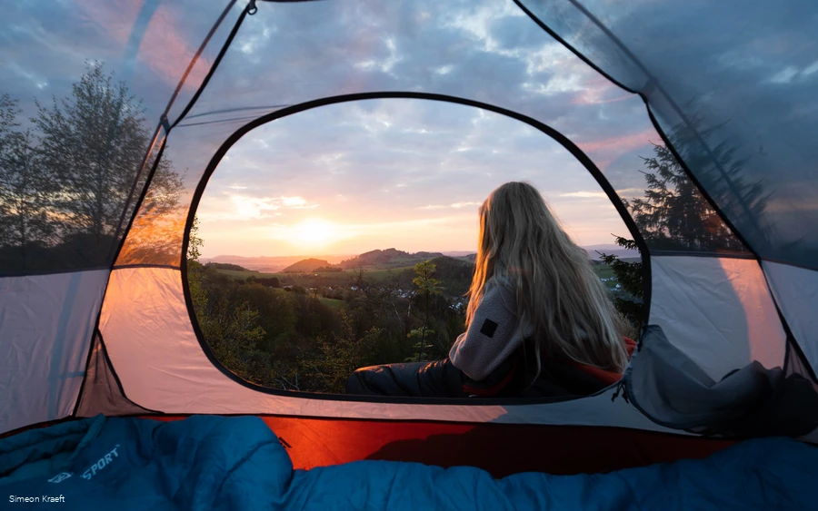 Ein Blick aus dem Zelt bei Sonnenaufgang am Trekkingplatz Talblick
