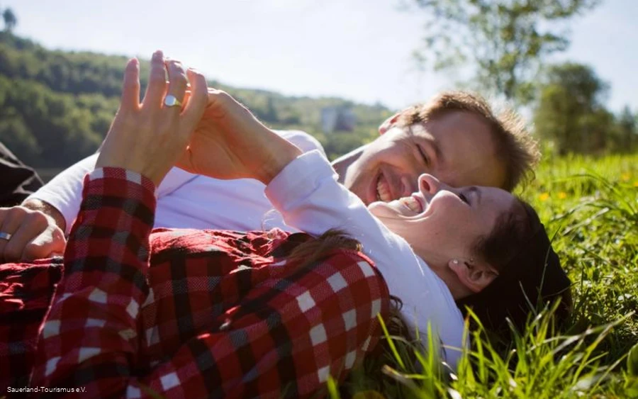 Wanderpaar auf einer Bergwiese