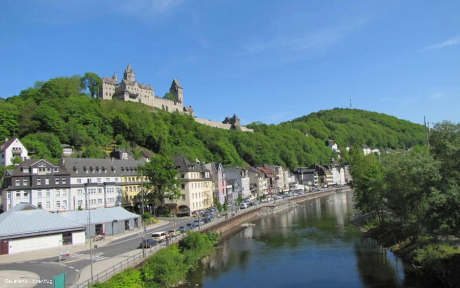 Blick auf Altena mit der Burg