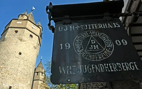 Burg Altena Museen Erste Jugendherberge der Welt Schild Foto Stephan Sensen.jpg