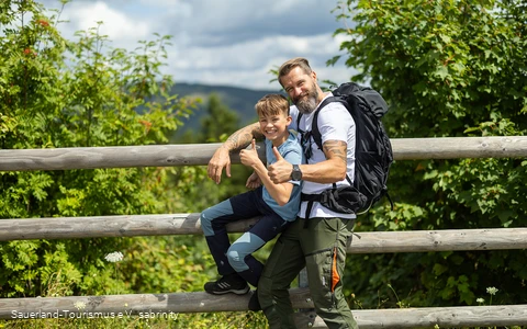 Vater mit Sohn am Oberbecken