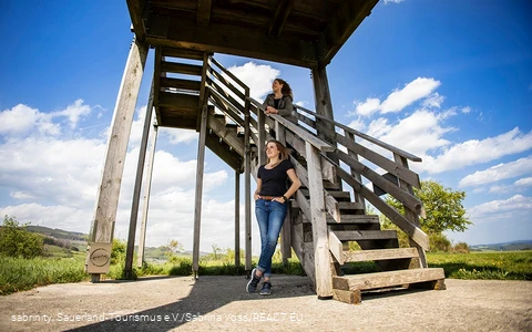 Zwei Frauen an der Treppe zum Stabil Stuhl