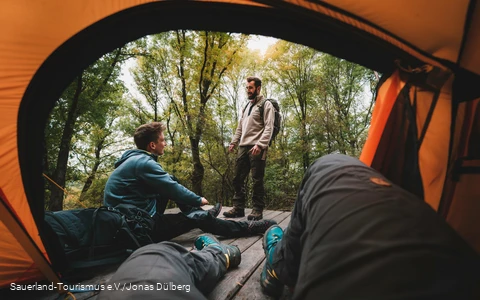 Blick aus dem Zelt auf einen Trekkingplatz