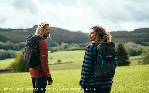 Ein Wanderpaar oberhalb von Sundern-Hagen auf dem Sauerland-Höhenflug
