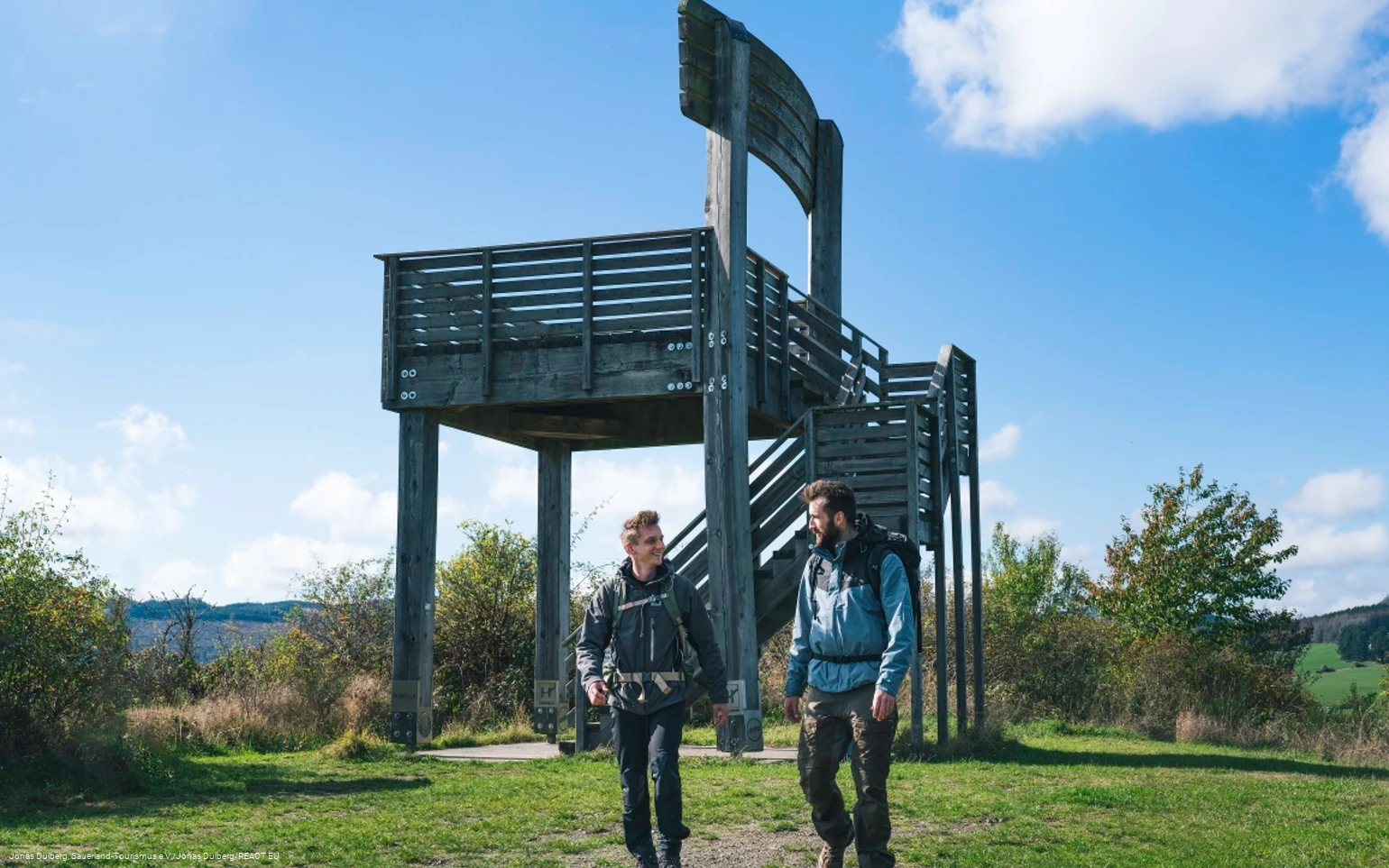 Zwei Wanderer vor dem Stabil Stuhl in Hallenberg