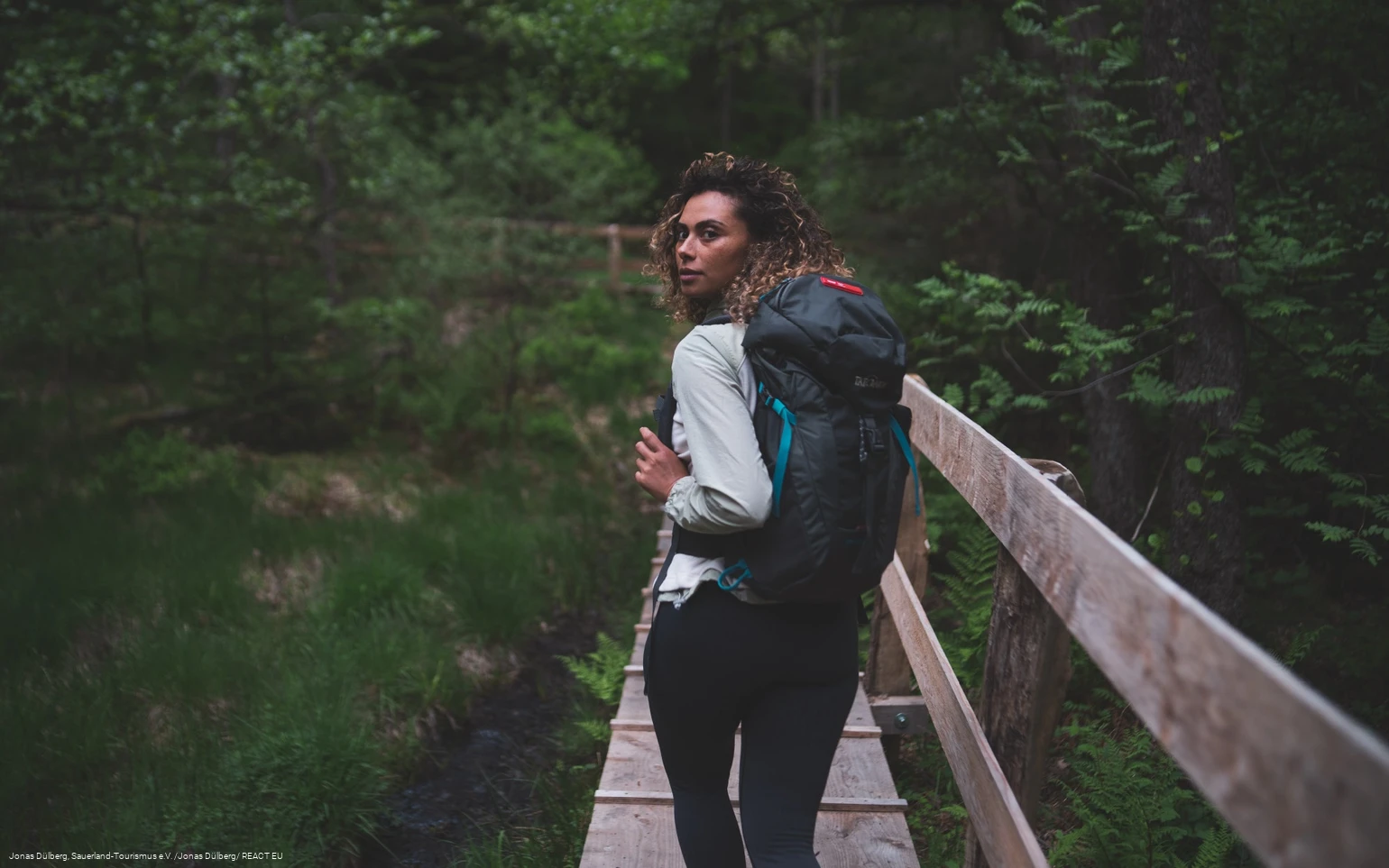 Wandererin auf dem Holzsteg in den Ebbemooren