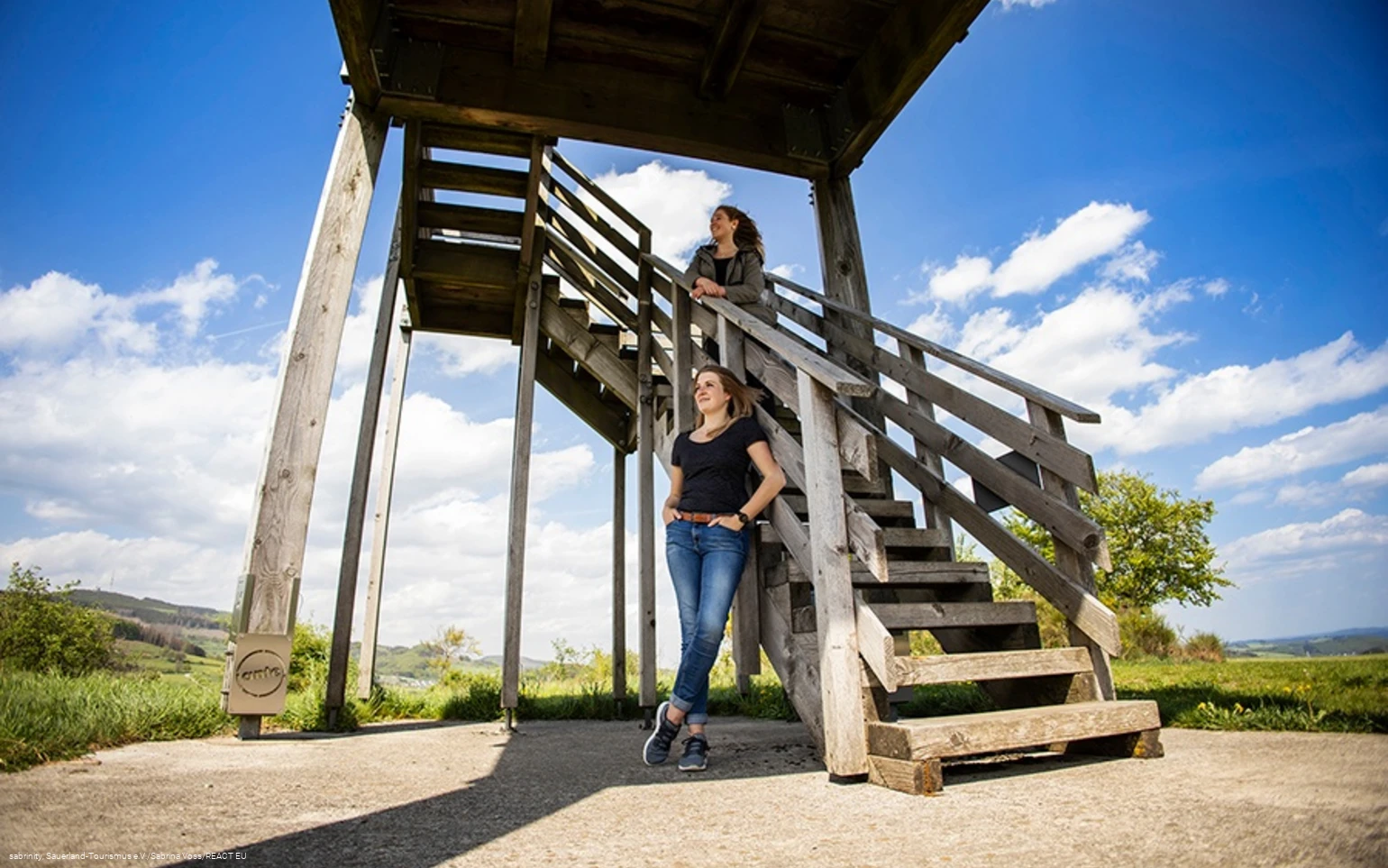 Zwei Frauen an der Treppe zum Stabil Stuhl