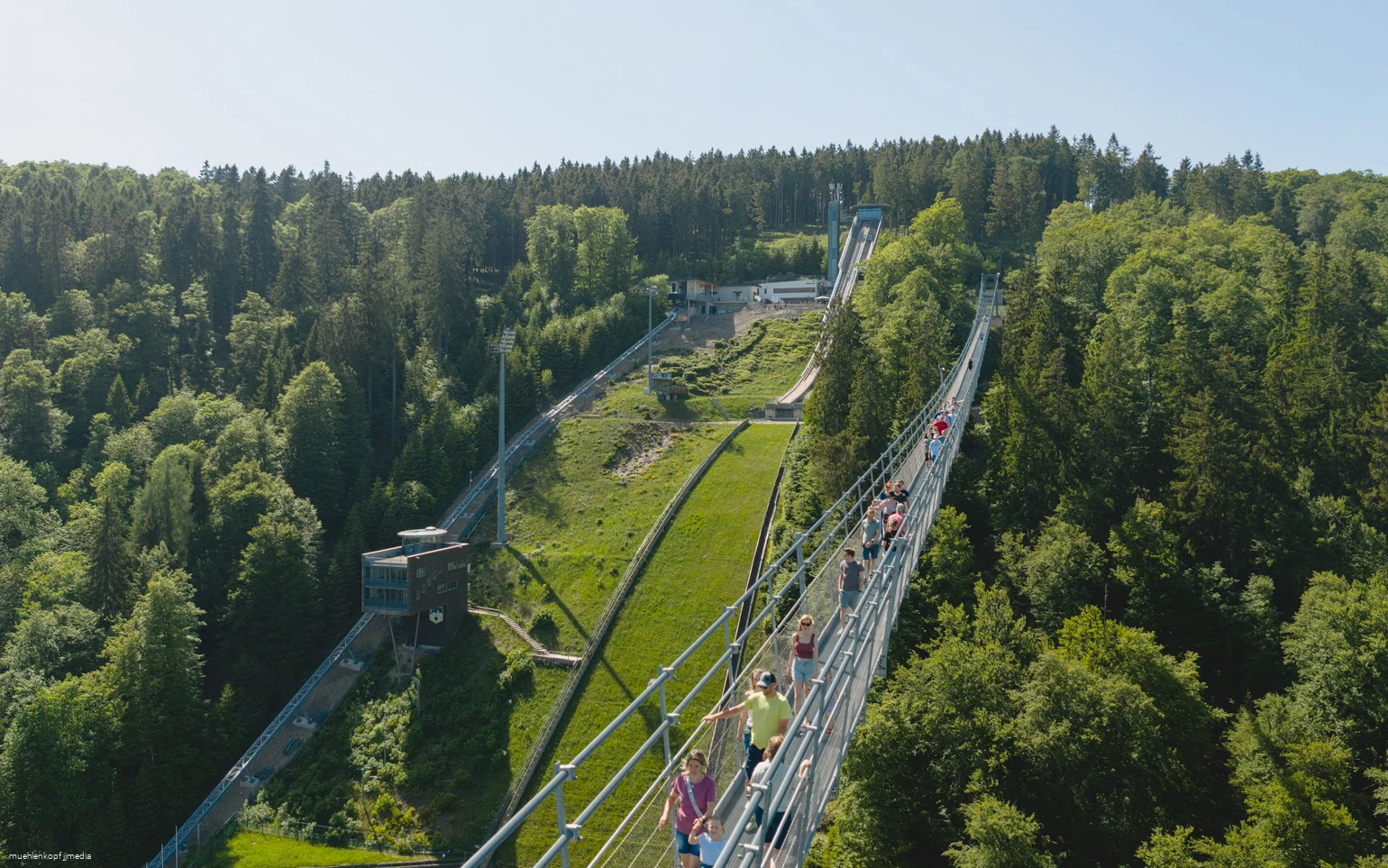 Blick auf Skywalk und Mühlenkopfschanze