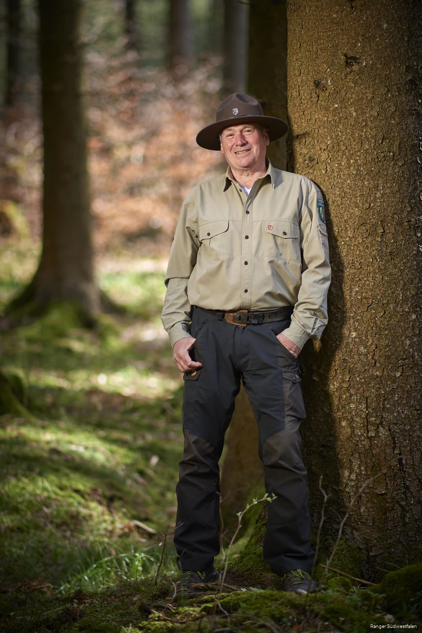 Ranger Christoph Nolte im Wald.
