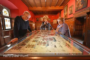 Burg Altena Schachbalken und Adler Foto Heinz-Dieter Wurm.jpg
