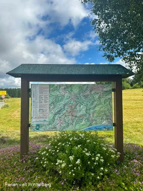 Informationstafel mit Wanderwegen in und um Lenneplätze.