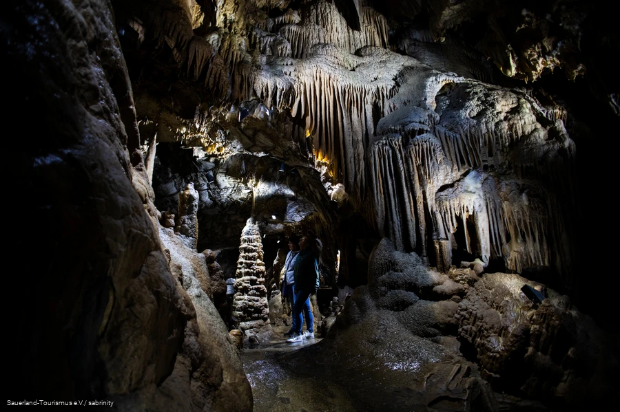 Dechenhöhle mit einer Säule aus Tropfsteinen