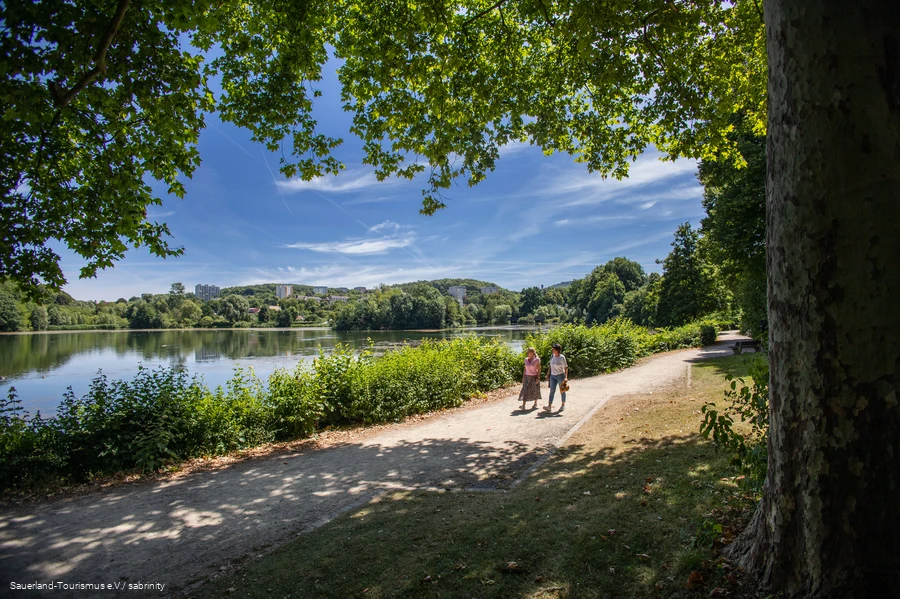 Zwei Spaziergängerinnen im Sommerlicht am Seilersee