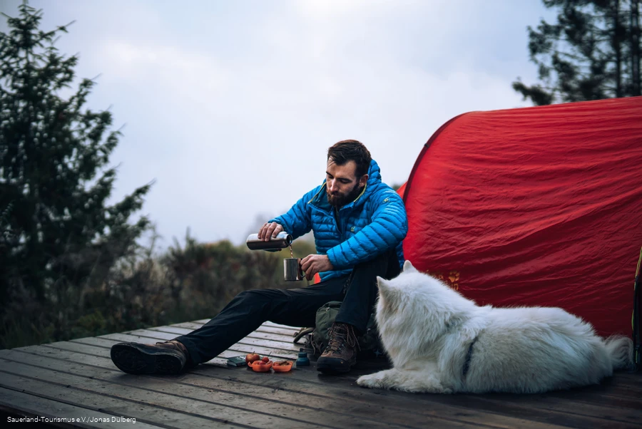 Getränkepause am Trekkingplatz talblick in der Nähe von Hallenberg