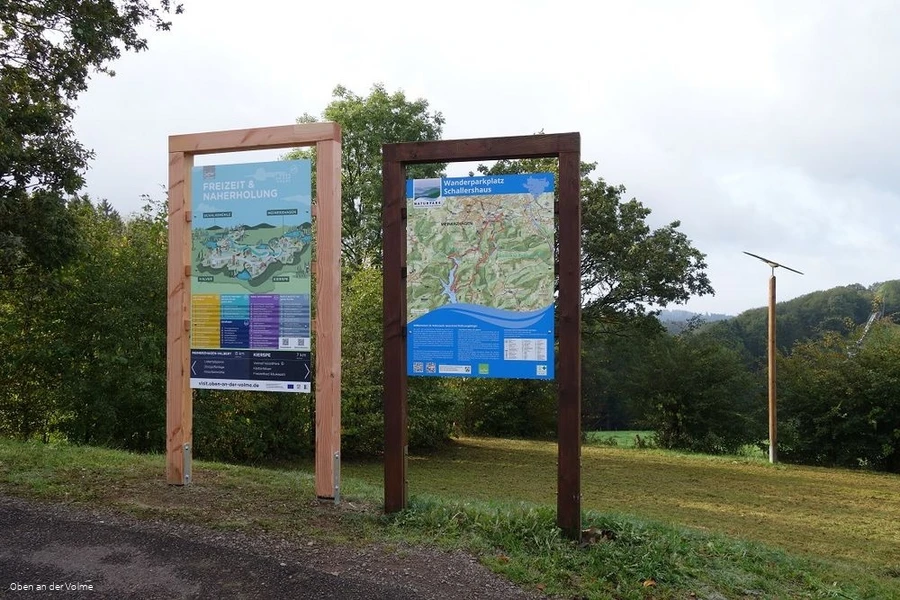 Infotafeln am Rande des Parkplatzes