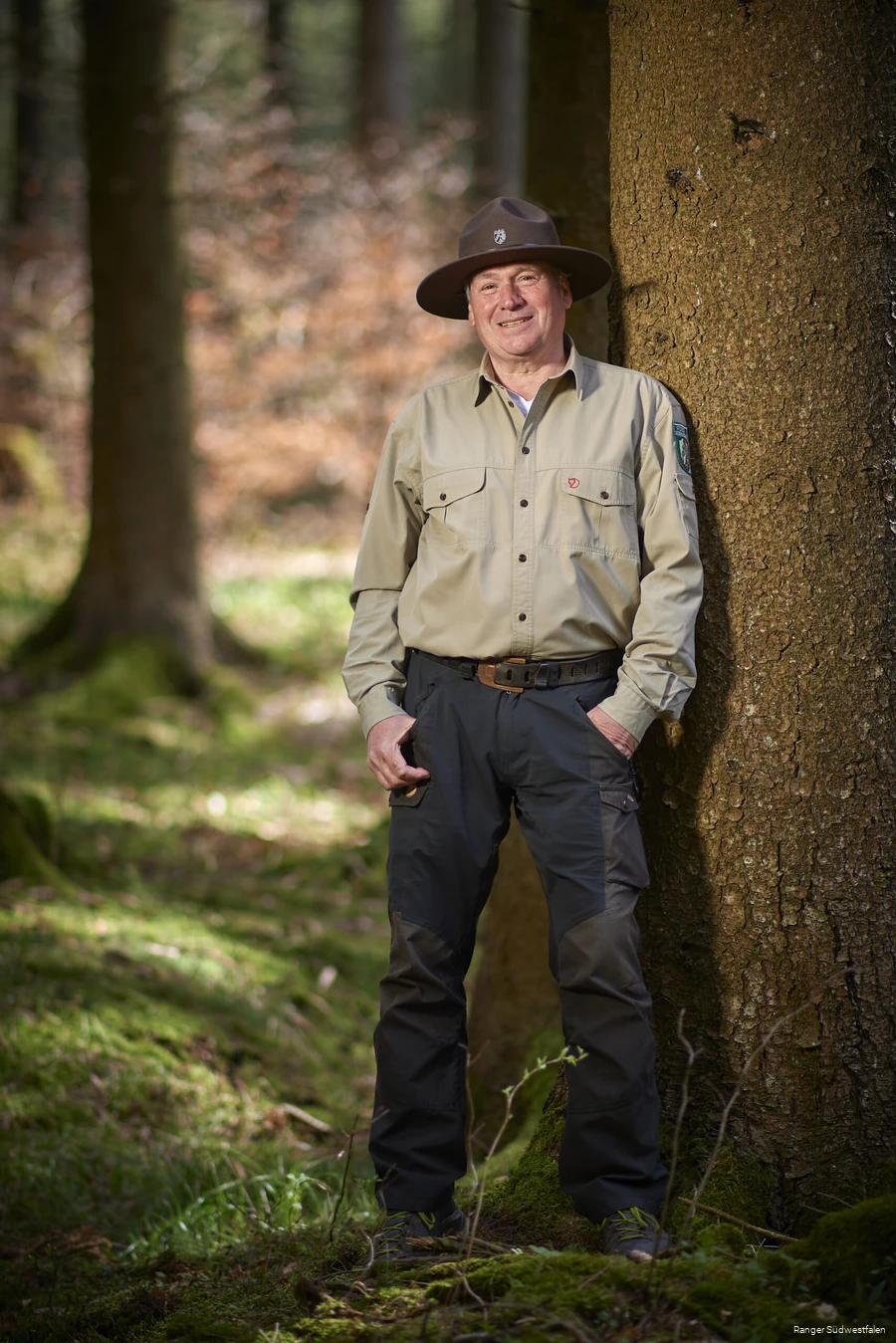Ranger Christoph Nolte im Wald.