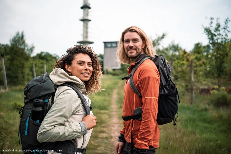 Wanderung an der Nordhelle im Hintergrund ist der Sendemast zu sehen