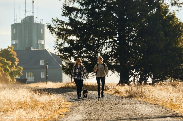 Zwei Wanderinnen auf dem Kahlen Asten