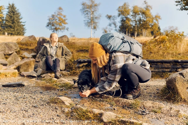 Zwei Wanderinnen an der Lennequelle