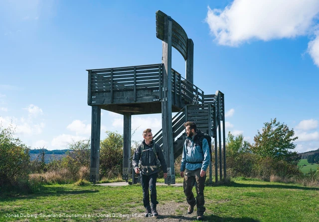 zwei Wanderer vor dem Sauerland Stabil Stuhl