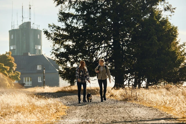 Zwei Wandererinnen auf dem Kahlen Asten